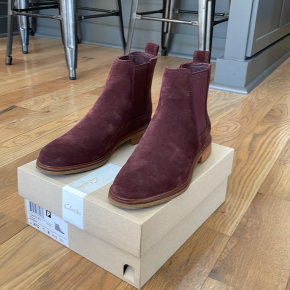 Clarks, brand new chelsea boots, size US 7, burgundy - Picture 2 of 4